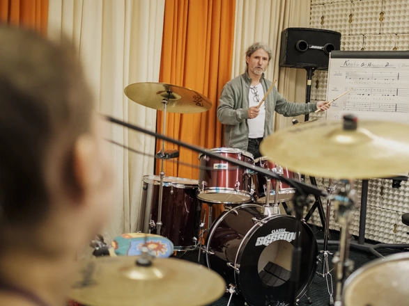 Lehrer und Schüler beim Schlagzeug-Unterricht